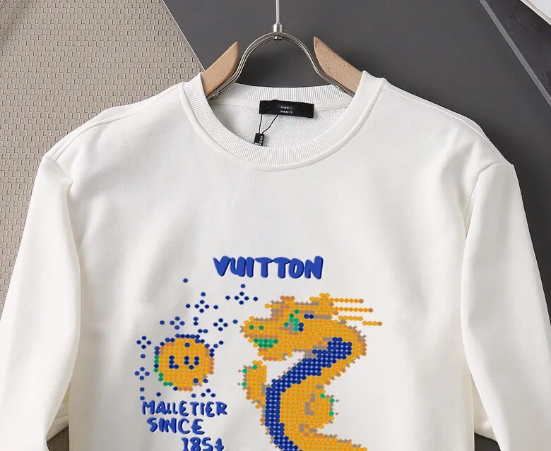 🅿️220 brand [LV Louis Vuitton] (good news for fat people) 2025ss autumn latest long-sleeved round-neck sweatshirt, on sale simultaneously on the official website. Refreshing and breathable. Made of top Tencel Roman. Comfortable and soft. 3D three-dimensional clarity. Super fashion sense. Great for gifting and keeping for yourself. Size: M-5XL (can wear up to 220 pounds)